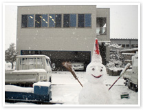 写真：事務所と雪だるま